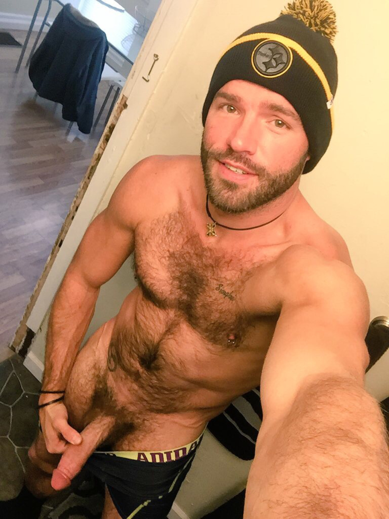 naked_guy_selfie